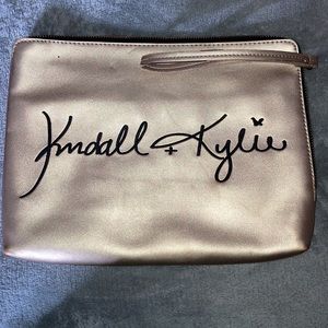 KENDALL+ KYLIE GOLD METALLIC WRIST POUCH